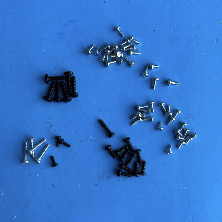M-AUDIO Axiom 25 MIDI Keyboard Part: Random Body and Circuit Board Screws
