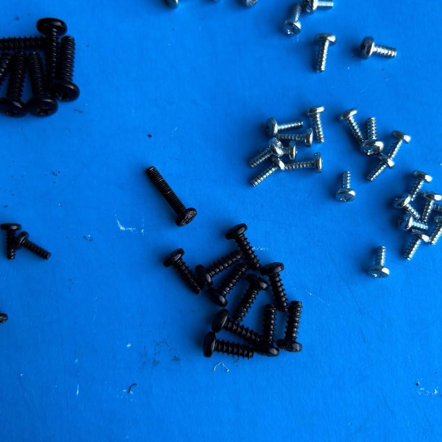 M-AUDIO Axiom 25 MIDI Keyboard Part: Random Body and Circuit Board Screws