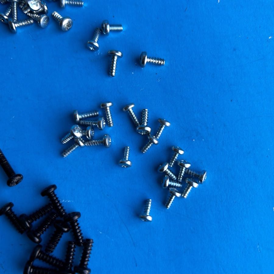 M-AUDIO Axiom 25 MIDI Keyboard Part: Random Body and Circuit Board Screws