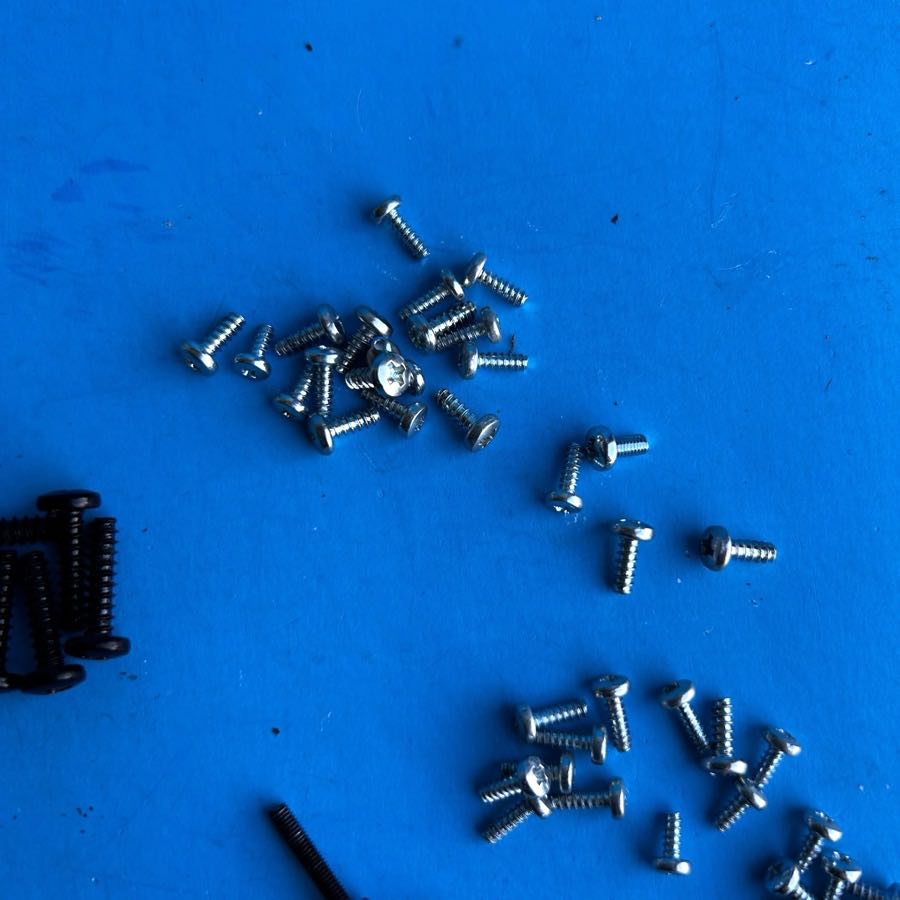 M-AUDIO Axiom 25 MIDI Keyboard Part: Random Body and Circuit Board Screws