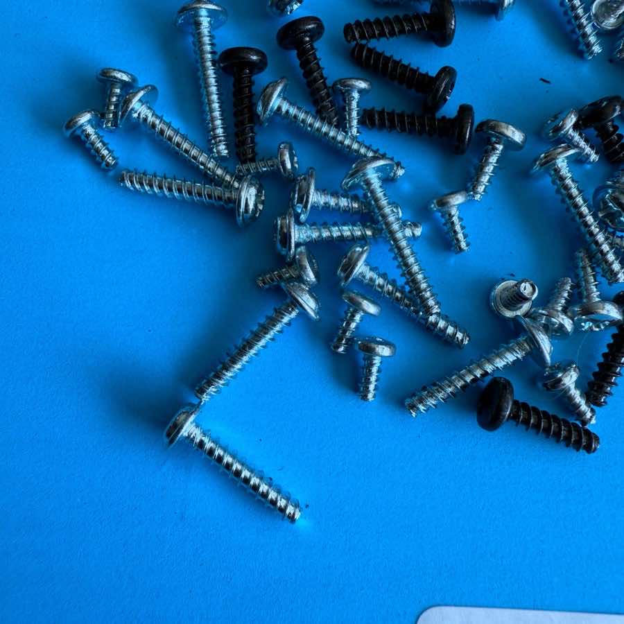 NOVATION LAUNCHKEY 49 MK2 Midi Keyboard Part: Body Key PCB Random Screws