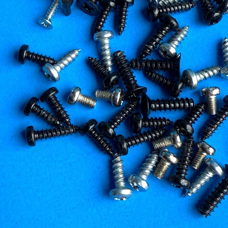 NI KOMPLETE S25 MK1 MIDI Keyboard Part: Random Body Shell & PCB Screws