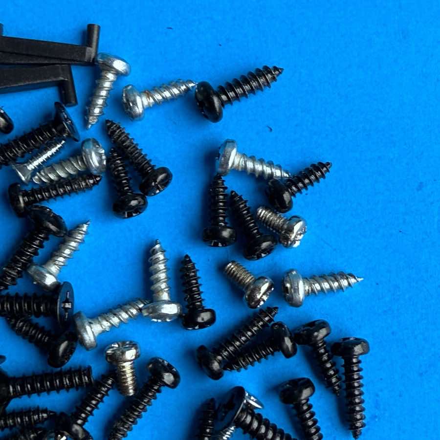 NI KOMPLETE S25 MK1 MIDI Keyboard Part: Random Body Shell & PCB Screws