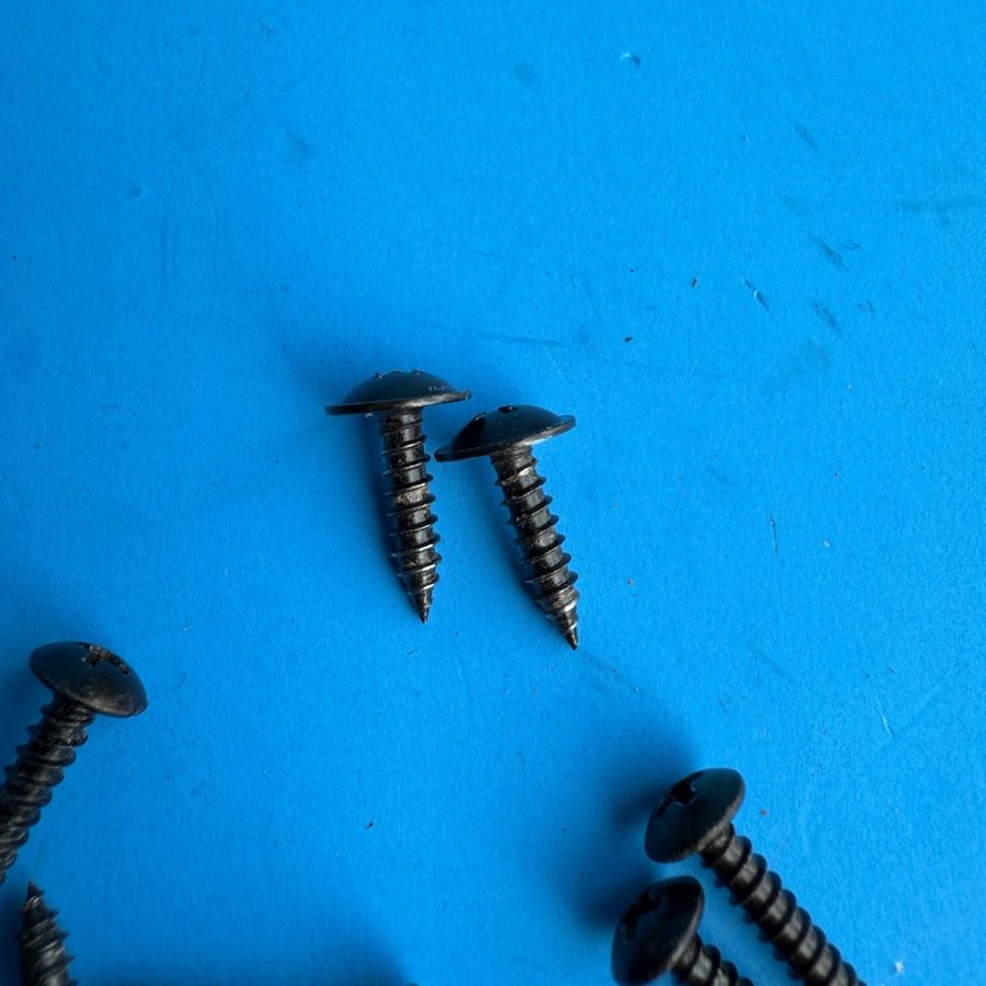 FENDER Frontman 15G (PR495) Guitar Amplifier Part: Random Cabinet Screws