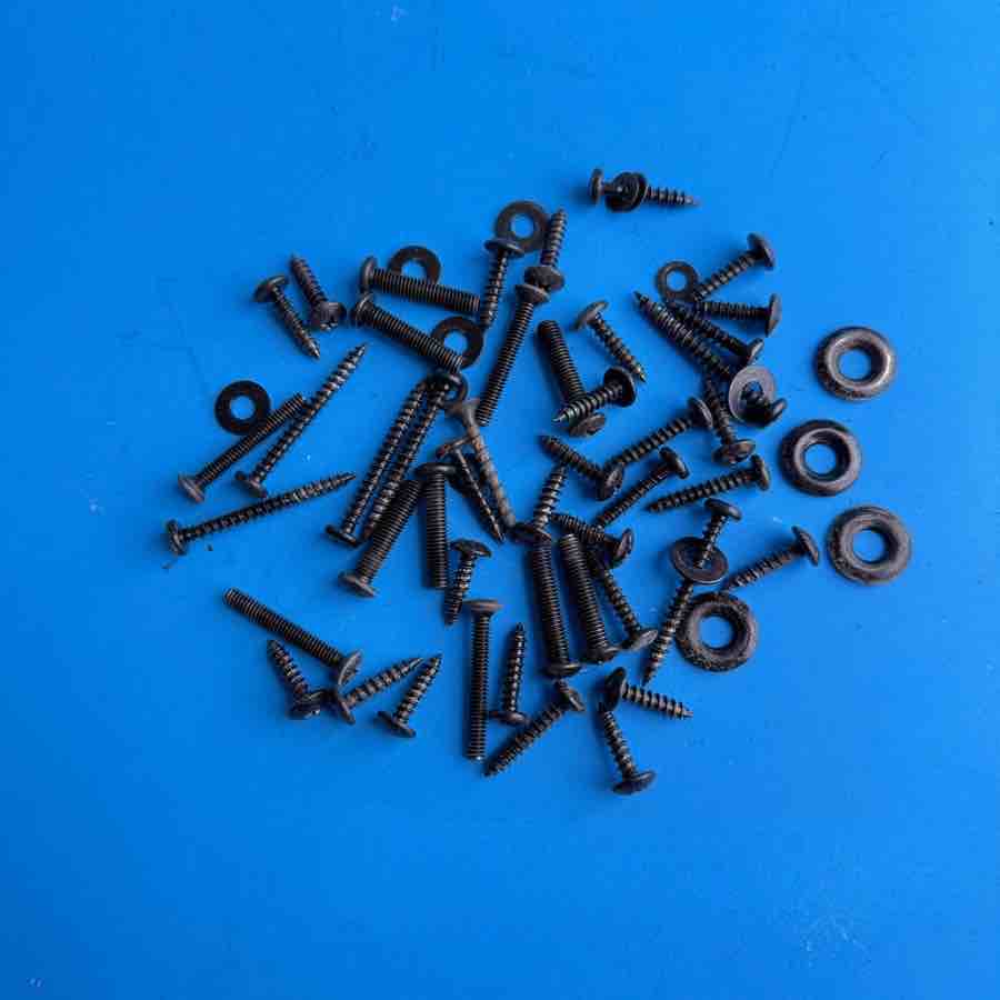 CRATE XT120R Guitar Amplifier Parts: Cabinet Random Cabinet Screws & Washers