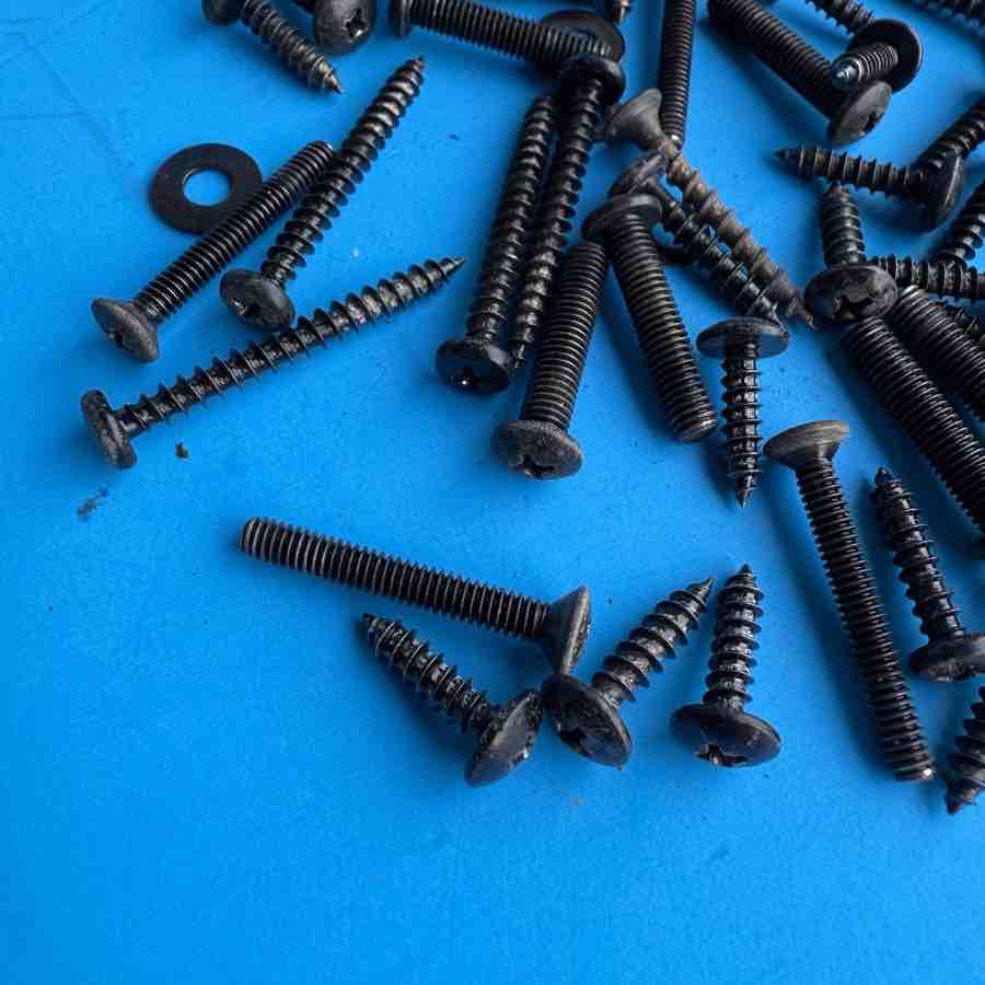 CRATE XT120R Guitar Amplifier Parts: Cabinet Random Cabinet Screws & Washers