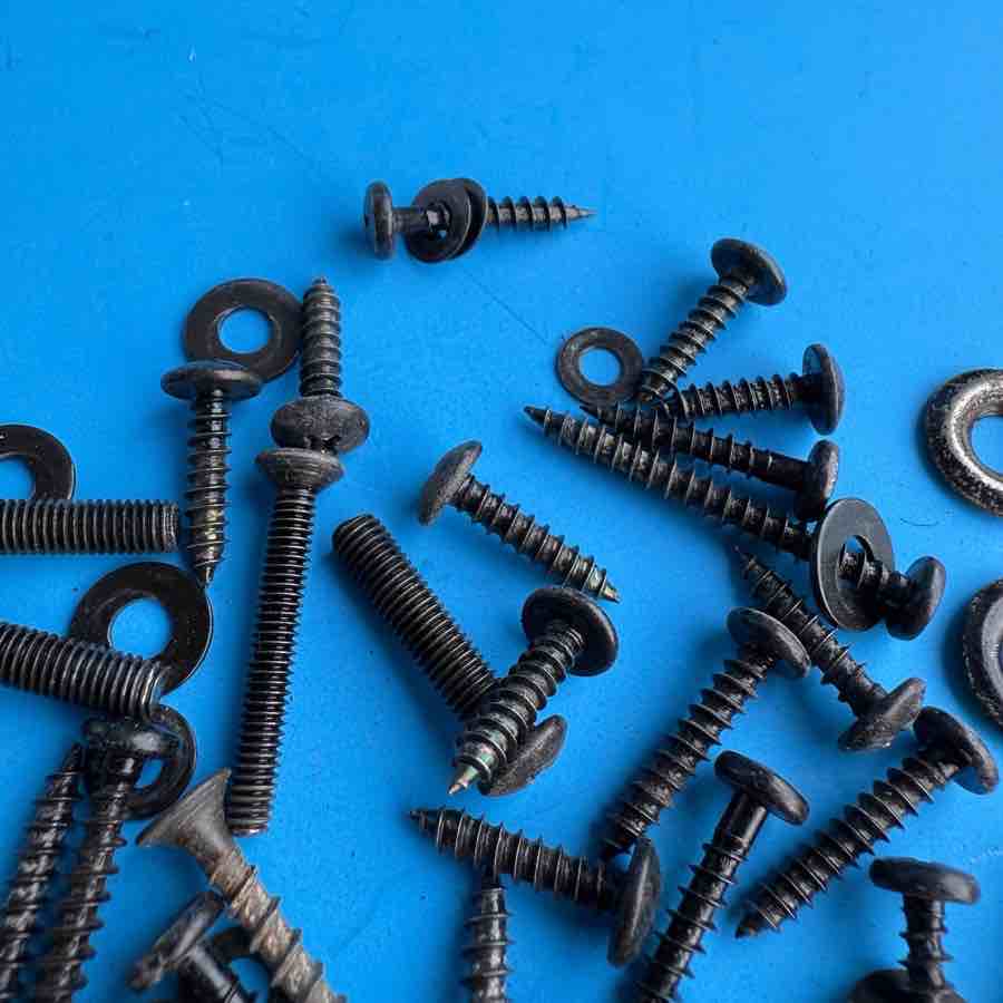 CRATE XT120R Guitar Amplifier Parts: Cabinet Random Cabinet Screws & Washers