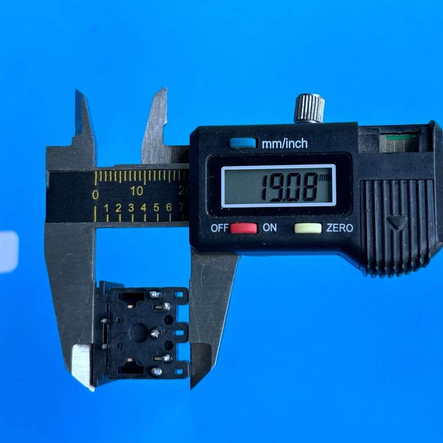NATIVE INSTRUMENT MASCHINE MKI MIDI Controller Part: MIDI Input/Output Socket