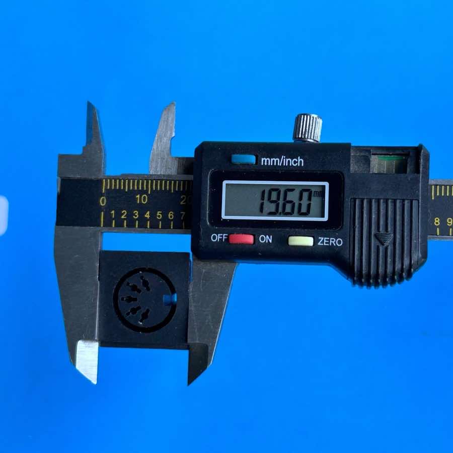 NATIVE INSTRUMENT MASCHINE MKI MIDI Controller Part: MIDI Input/Output Socket