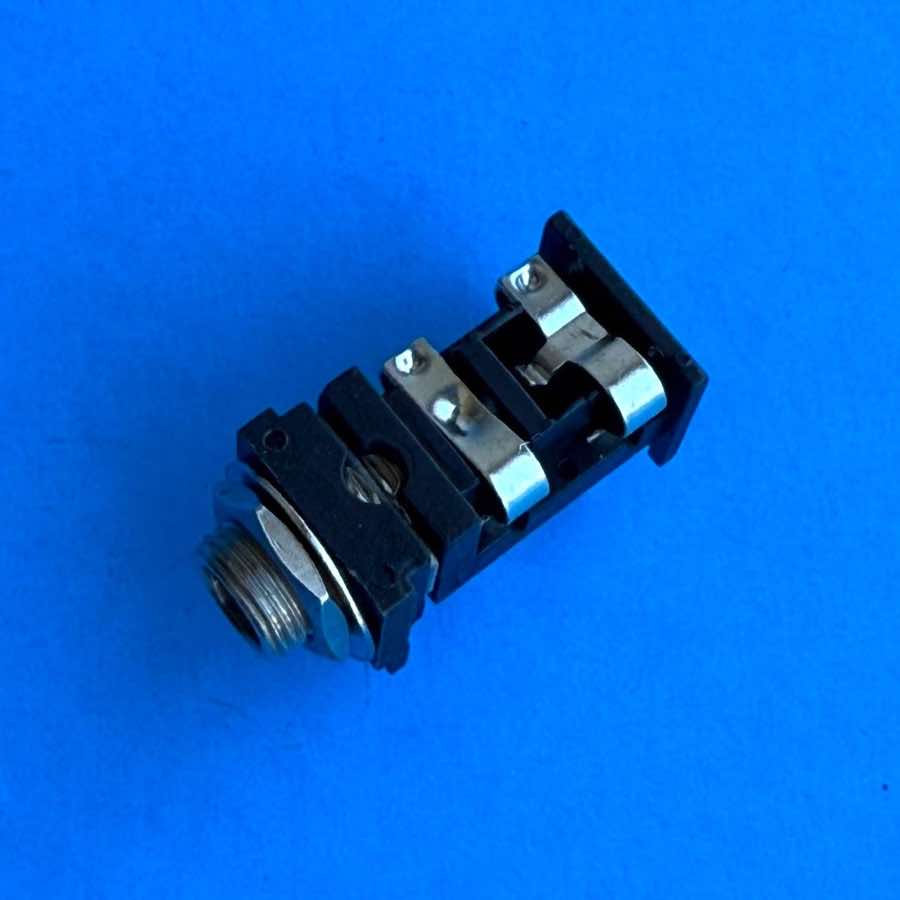 KURZWEIL PC88 Keyboard Piano Part: 6-Pin Stereo 1/4 Jack TRS Socket