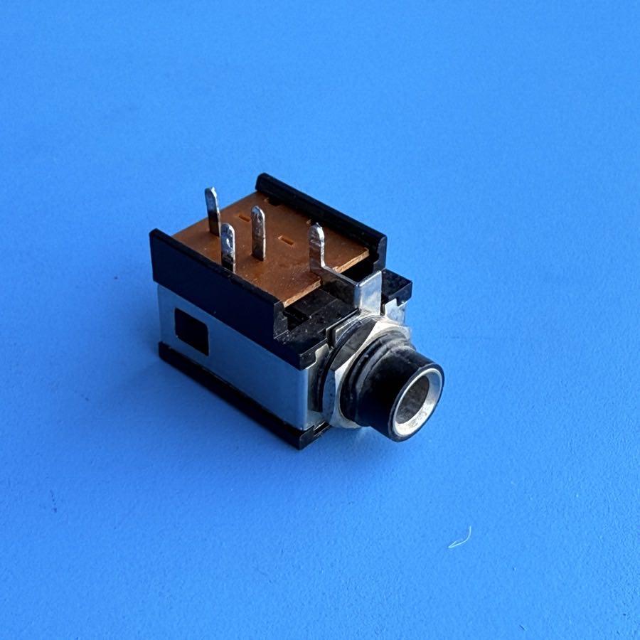 Fender Bullet Reverb (PR241) Guitar Amp Part: Guitar or Speaker Input TS Socket