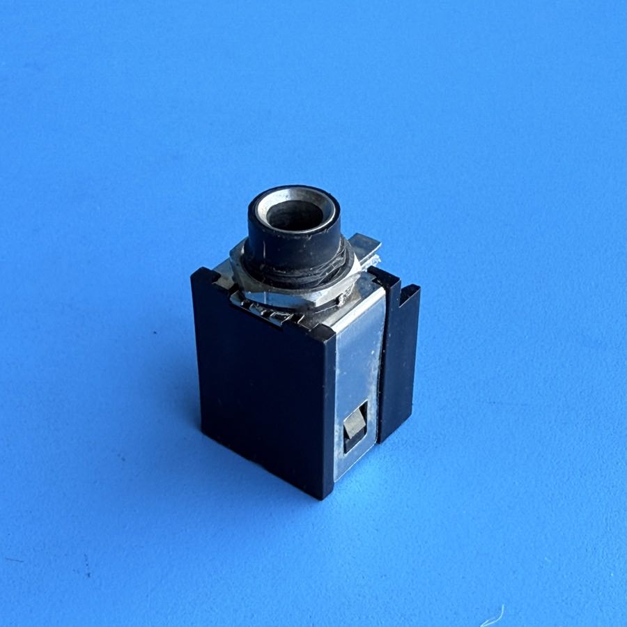Fender Bullet Reverb (PR241) Guitar Amp Part: Guitar or Speaker Input TS Socket