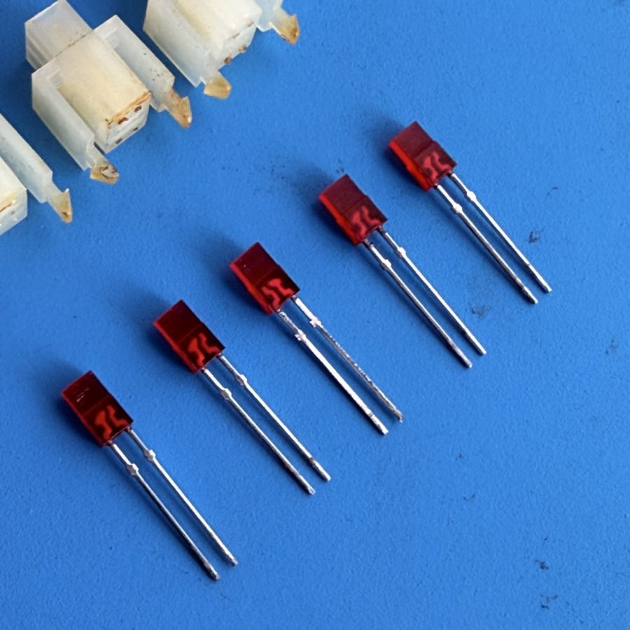 YAMAHA PSR-40 Keyboard Replacement Part: 5 Red Rectangular LEDs & 3 Holders
