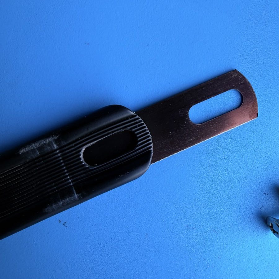 Fender Frontman 15G (PR495) Guitar Amplifier Part: Carrying Handle w/Screws