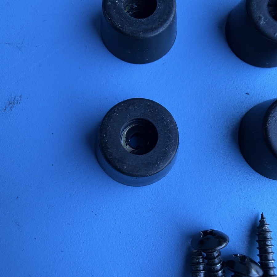 Fender Frontman 15G (PR495) Guitar Amplifier Part: Rubber Foot w/Screw [4PCS]