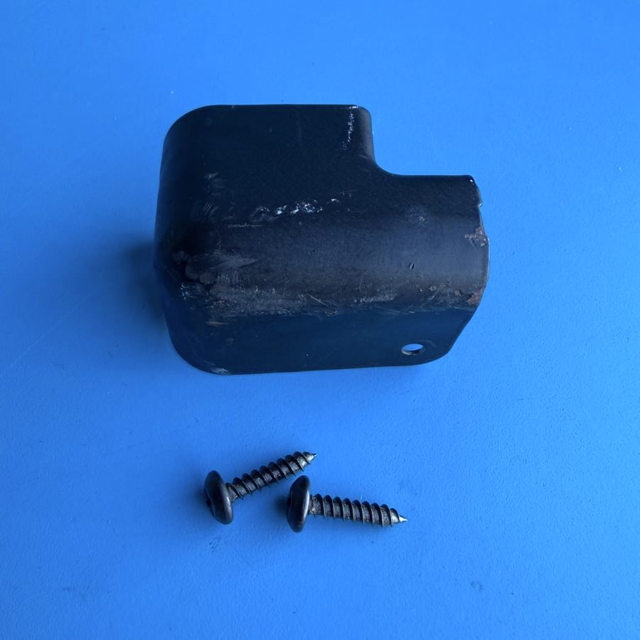 PEAVEY Bandit 112 Guitar Amplifier Part: Cabinet Corner w/Screws [Front Right]