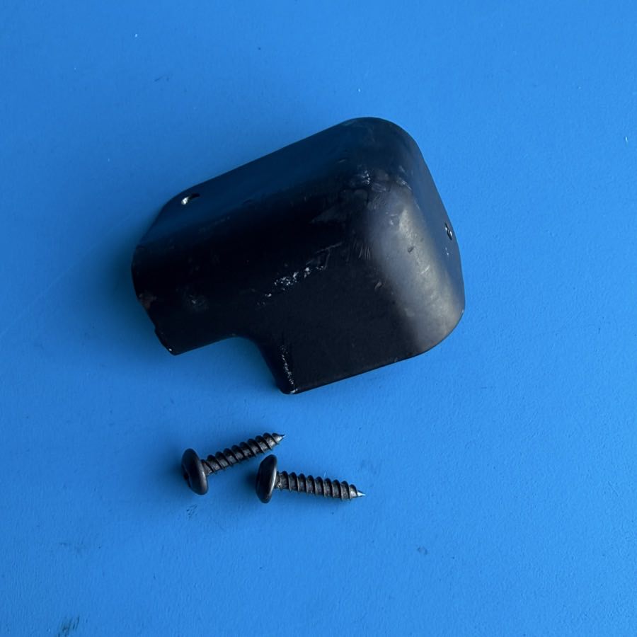 PEAVEY Bandit 112 Guitar Amplifier Part: Cabinet Corner w/Screws [Front Right]